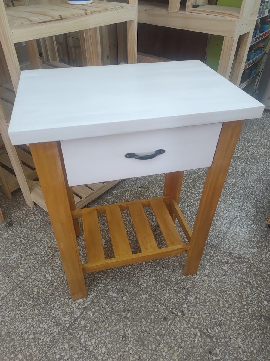 Mesa auxiliar con tapa blanca, mueble de pino de Rincón del Pino en Haedo