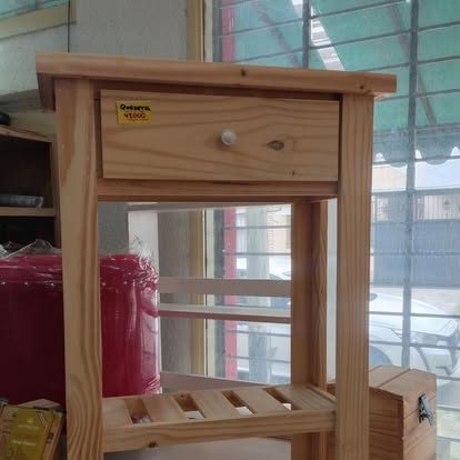 Mesa de luz con cajón y estante, mueble de pino de Rincón del Pino en Haedo